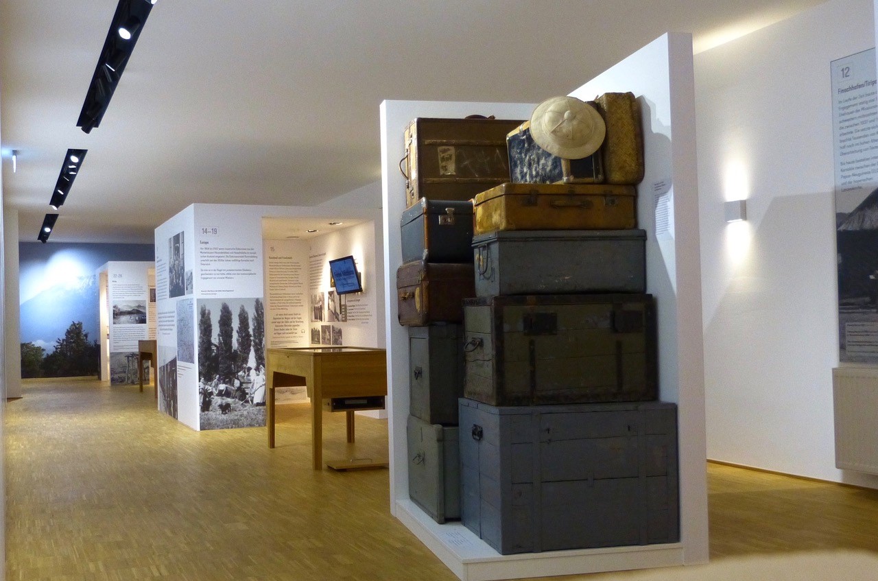 Blick in die Ausstellung  "Ferne Nächste - Weltweite Diakonie aus Bayern"