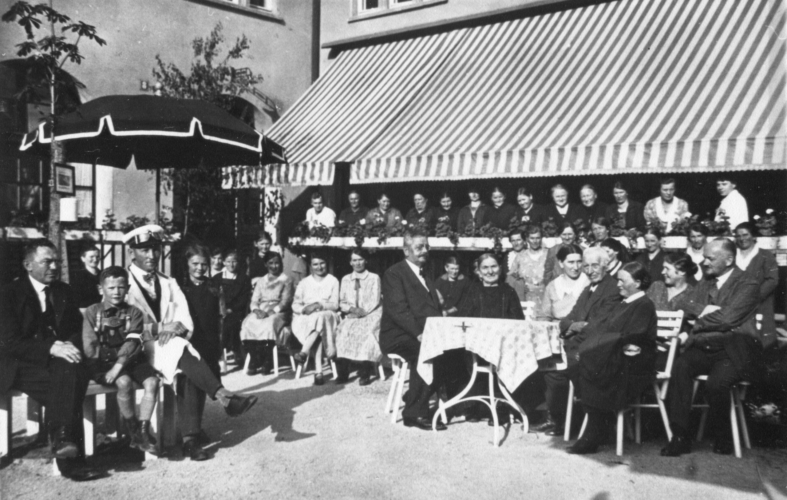 Cafébetrieb um 1933